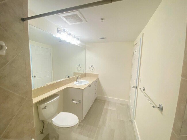 Building Photo - 100 NE 6th St