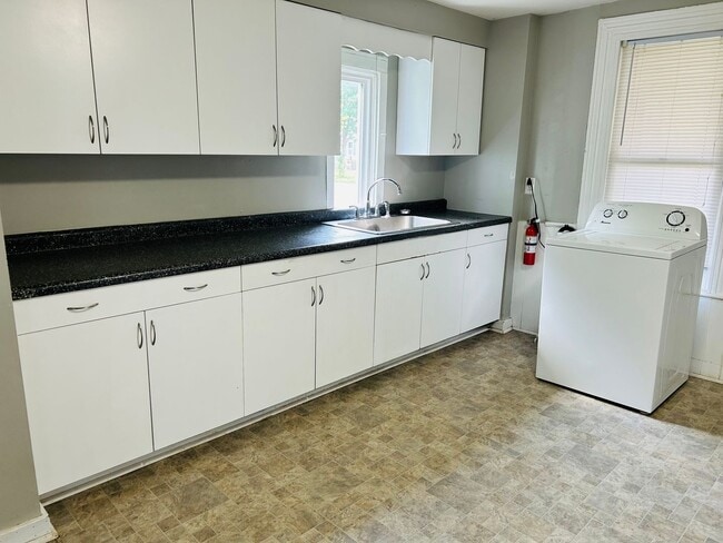 Building Photo - Section 8 Approved! - Great 3 Bedroom - 1 ...