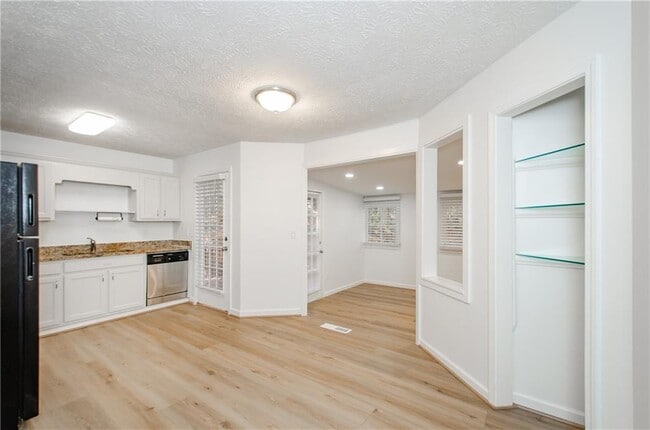 Building Photo - 2470 Cambridge Hills Rd