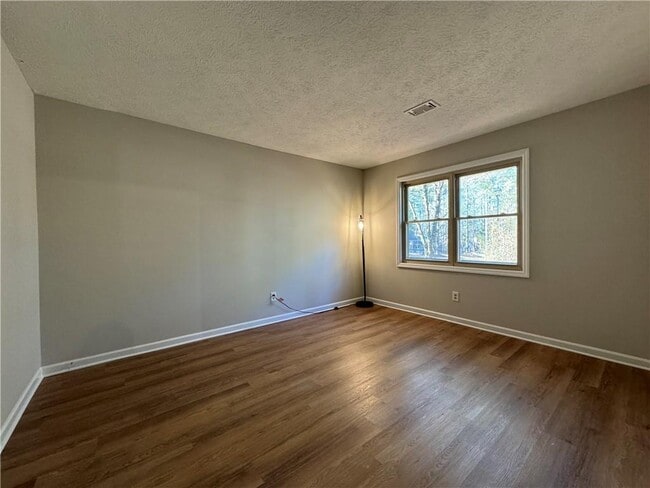 Building Photo - 2020 Kemp Rd NE