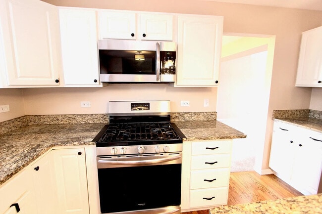 Building Photo - 18376 W Springwood Dr