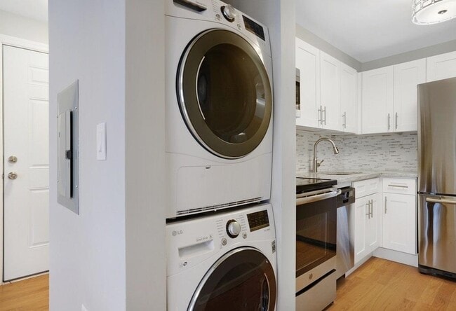 Building Photo - 565 1st St