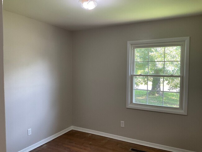 Building Photo - 104 Greencrest Cir