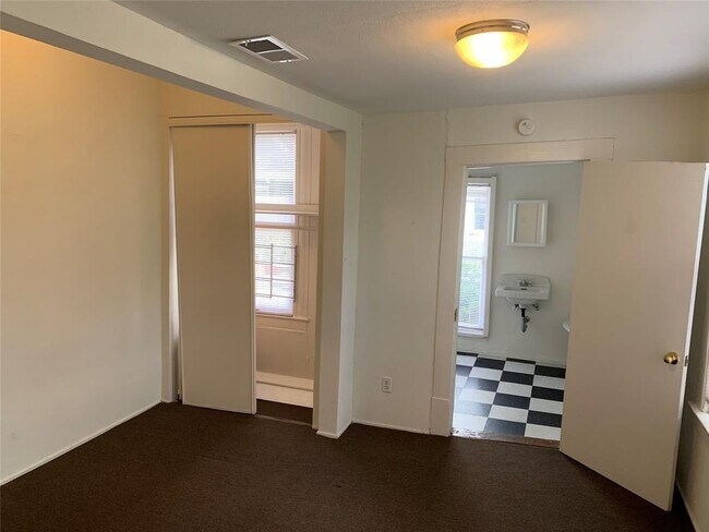 Building Photo - 318 Hyde Park Blvd