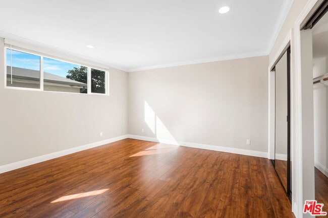 Building Photo - 248 S Doheny Dr