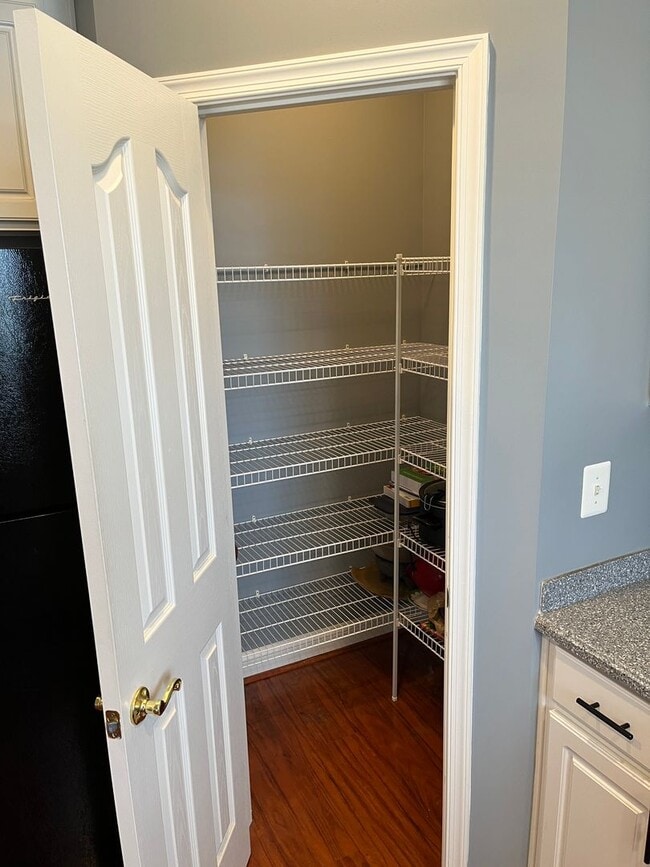 Building Photo - 3BR Townhome in Abingdon: Deck, Assigned Parking, Pool, Gym + W/D