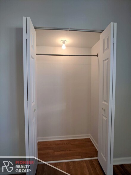 Building Photo - 1520 W Melrose St