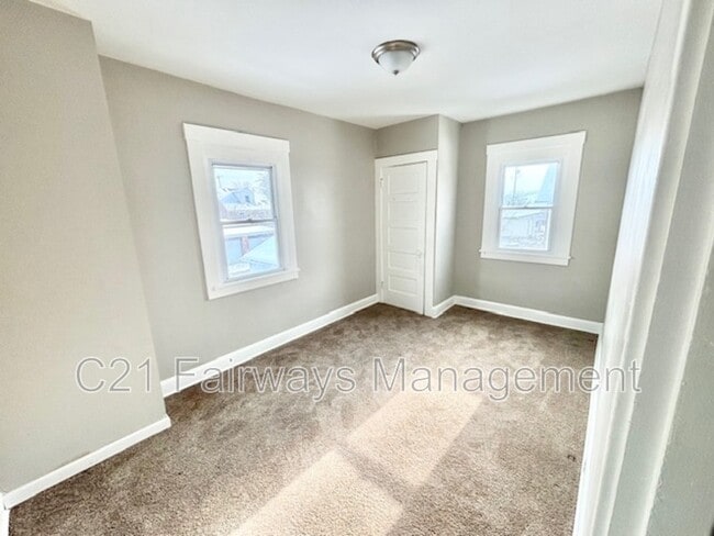 Building Photo - 874 Vankirk St