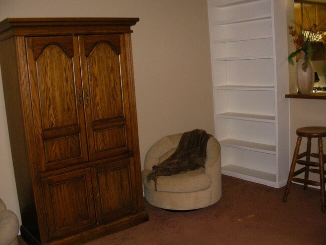Building Photo - Ground Floor Condo - Available For Lease!