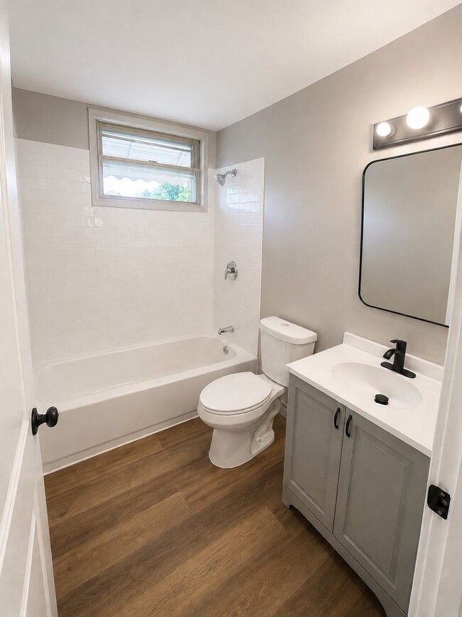 Building Photo - Beautiful 3 Bedroom 1.5 Bath recently rotavated
