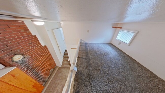 Building Photo - 3 Bedroom Campus House