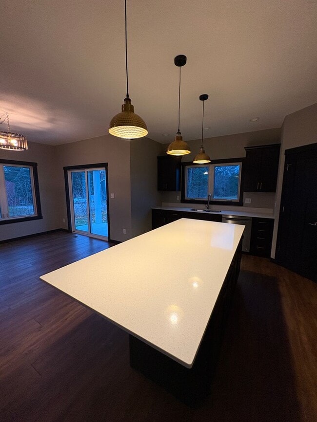 Building Photo - PRICE REDUCED!!! 4 bed / 3 bath Twinhome for Rent!