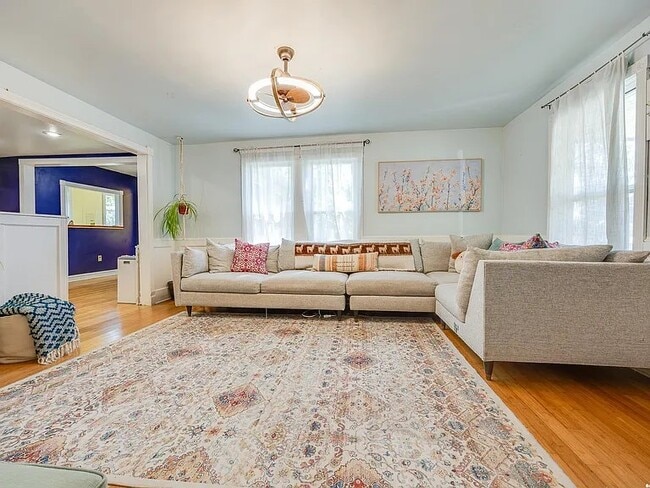 Building Photo - 1512 College St