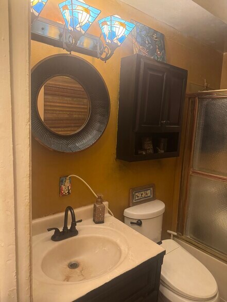 Bidet in bathroom - 1131 Lakeshore Dr