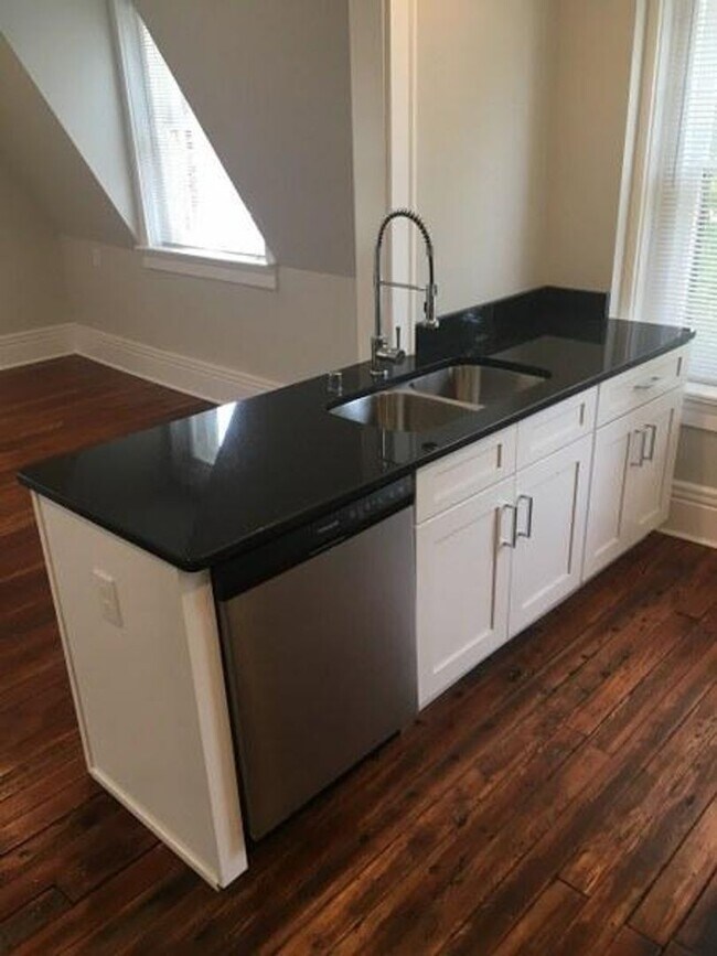 Building Photo - 1131