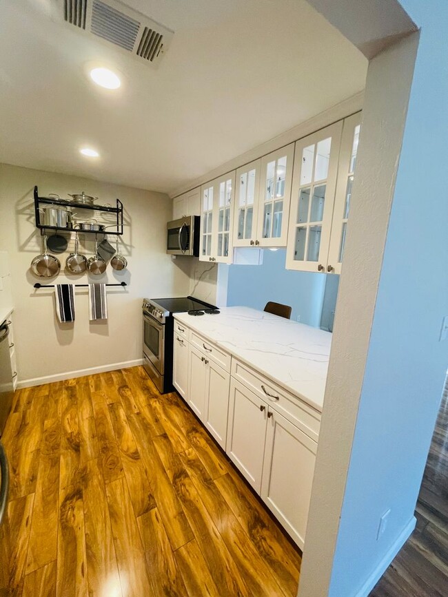 Building Photo - Gorgeous Completely Remodeled Single Story 2bed/2 bath Condo in Davis