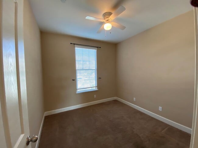 Building Photo - Beautiful Condominum Across From Great Pub...