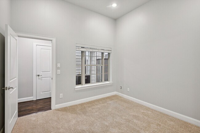 Building Photo - 1040 W 26th St