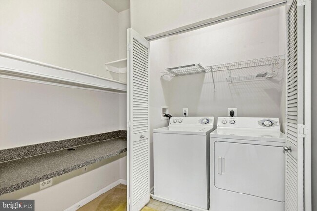 Building Photo - 2765 Centerboro Dr