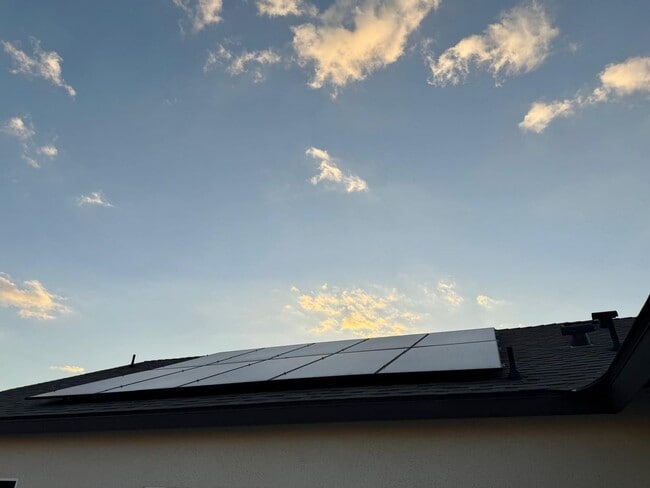 Building Photo - Make yourself at home in this delightful Delano single-family residence!