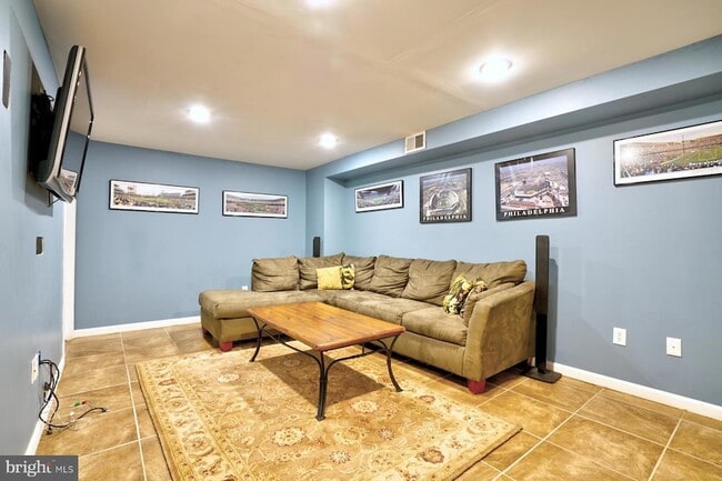 Building Photo - 111 Honey Locust Ct