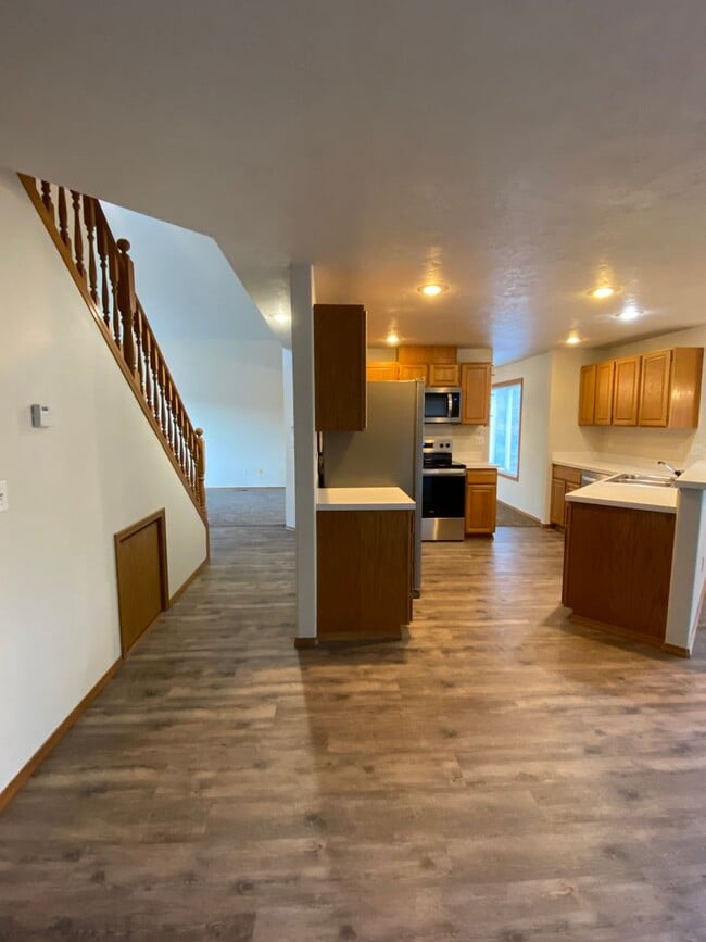 Building Photo - Spacious & Updated 4 Bedroom 2.5 Bath In H...