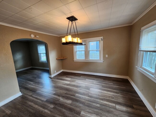 Building Photo - Charming 2 Bedroom House