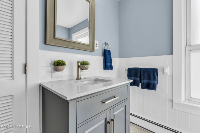 Building Photo - 6 Center St