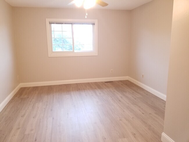 Building Photo - 220 Leighton Dr