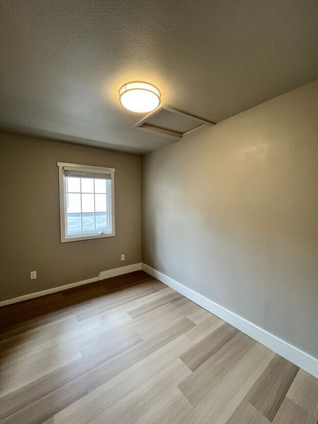 Building Photo - 1410 SE River Forest Rd