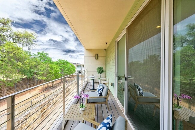 Building Photo - 604 N Bluff Dr