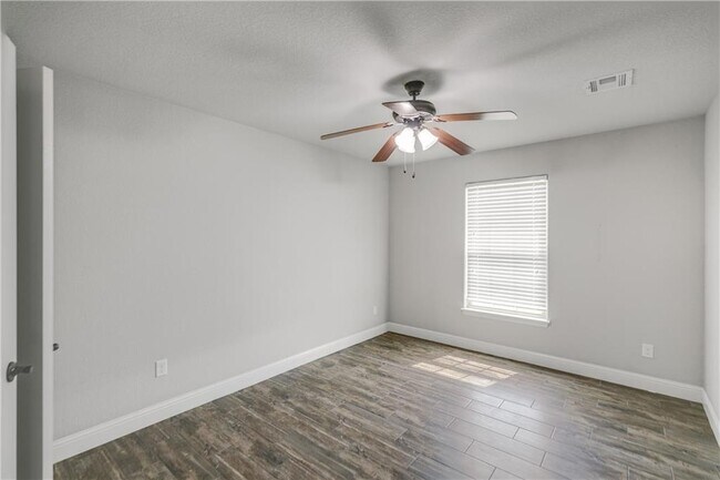 Building Photo - 1100 Ellen Ray Ln