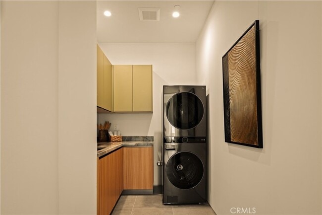 Building Photo - 5006 Enfield Ave