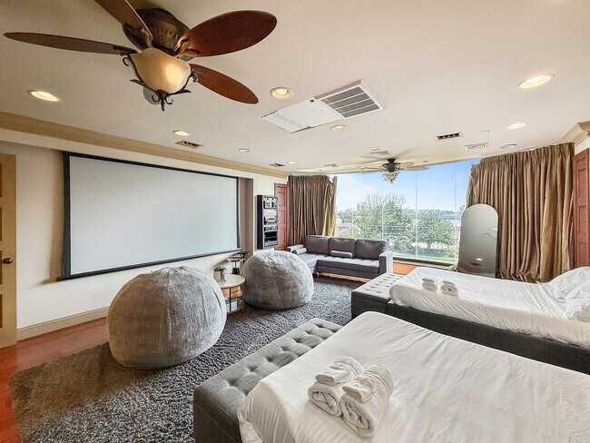 Building Photo - 602 S Front St