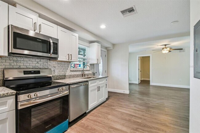 Building Photo - 650 E Tarpon Ave