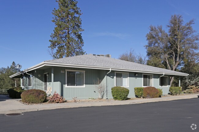 Building Photo - Oak Terrace Apartments