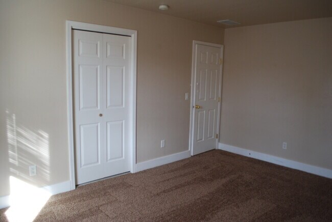 Building Photo - 3 bed Condo in Central Meridian!