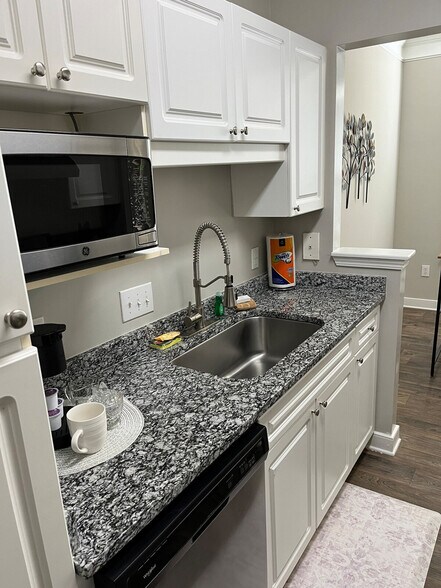 Building Photo - 1024 Cranbrook Dr