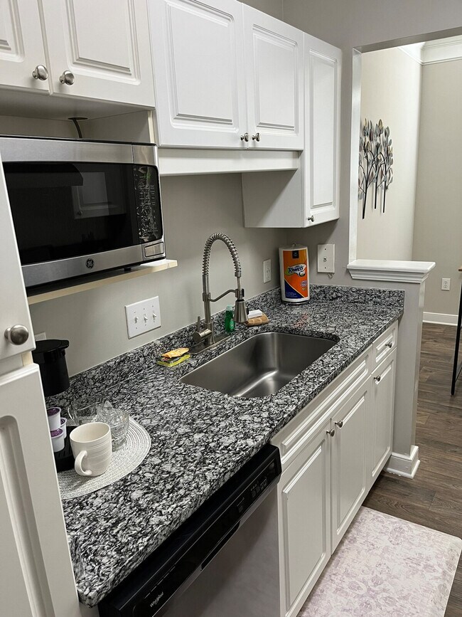 Building Photo - 1024 Cranbrook Dr