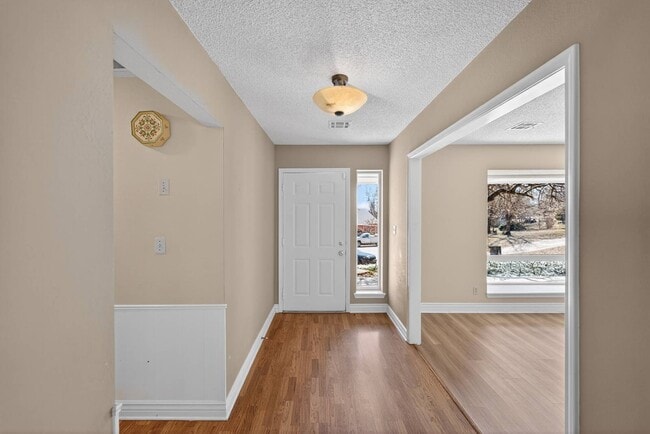 Building Photo - 1910 W 4th St S