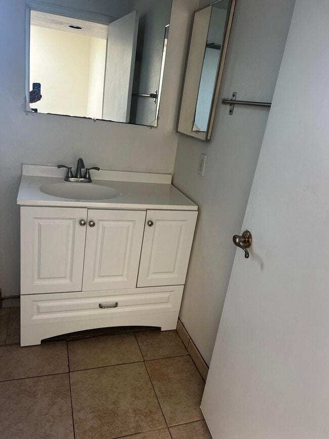 Upstairs bathroom - 640 Vernon Ave