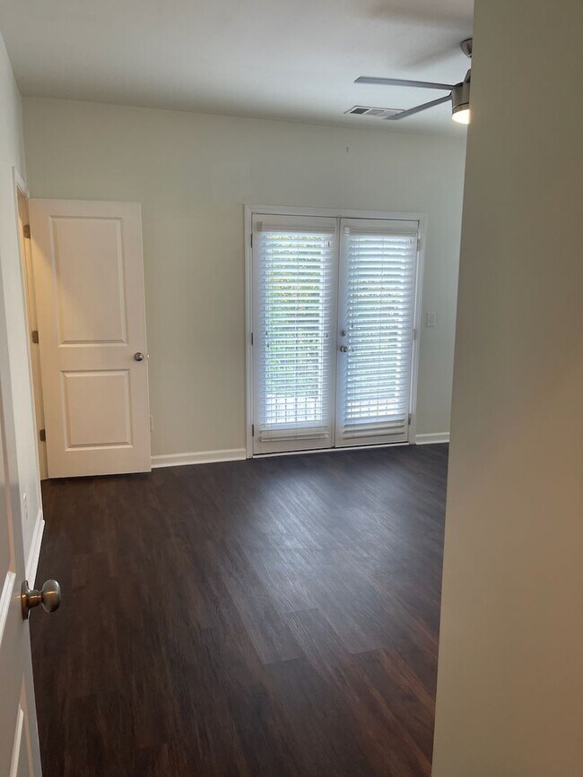 Building Photo - Newly Painted Townhouse on Riverside Neigh...