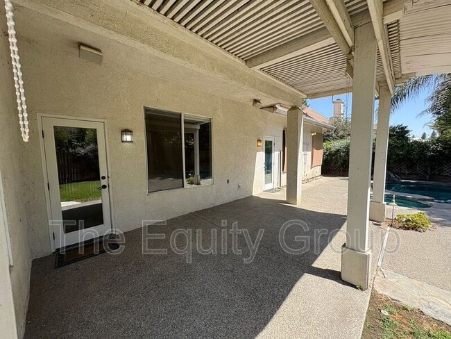 Building Photo - 2511 S Peppertree St