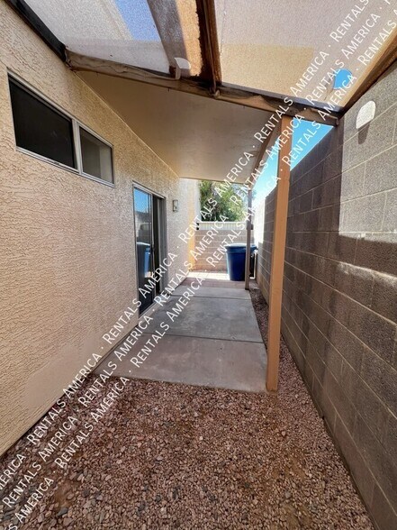 Building Photo - 6338 S Colonial Way