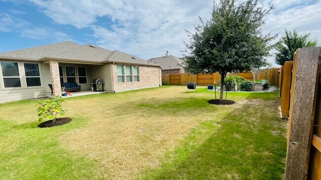 Open backyard with a shady live oak and fig tree - 7108 Garnet Mill Ln