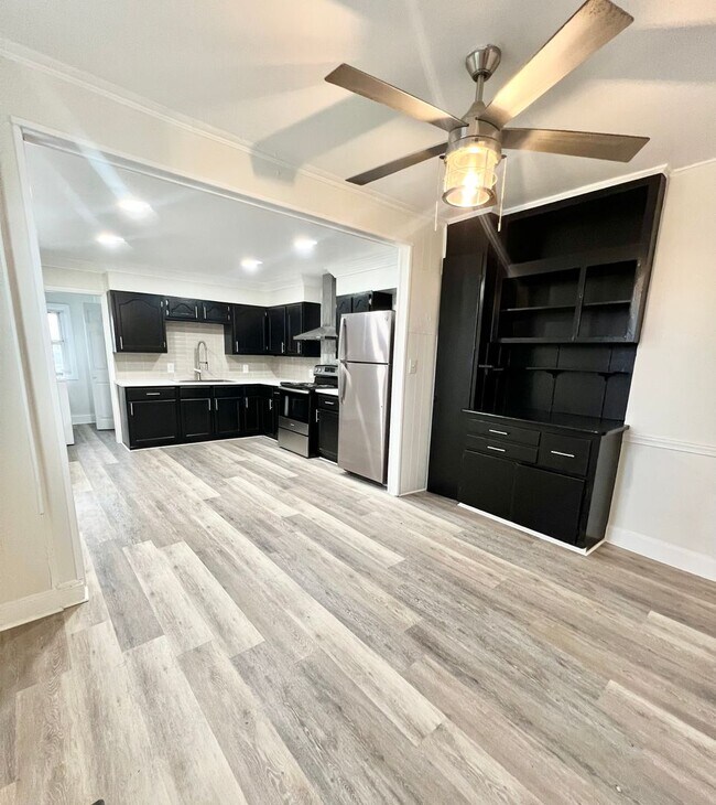 Building Photo - 3 Bedroom 2 Bath City Home Available