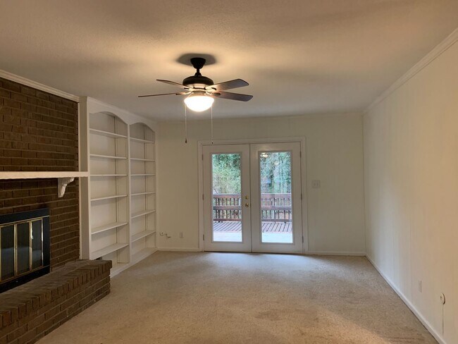 Building Photo - 4 BR 3 BATH in Cedar Creek!