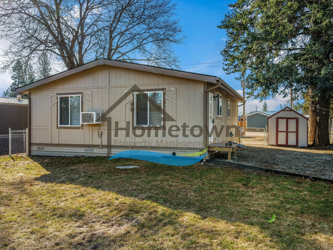 Building Photo - 2 Bedroom 1 Bathroom Home with Off-Street ...