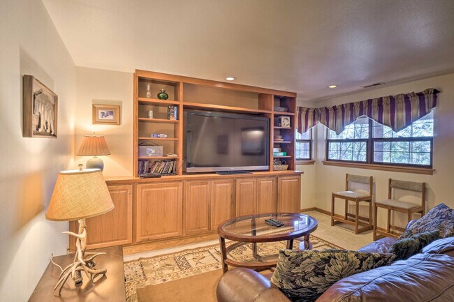 Building Photo - 1131 Pine Ridge Rd