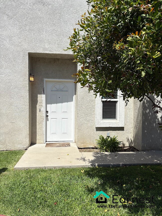 Building Photo - Bright & Stylish 4BR Townhouse with Privat...